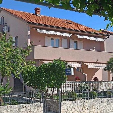Apartmani Vesna Krk Town Exteriör bild