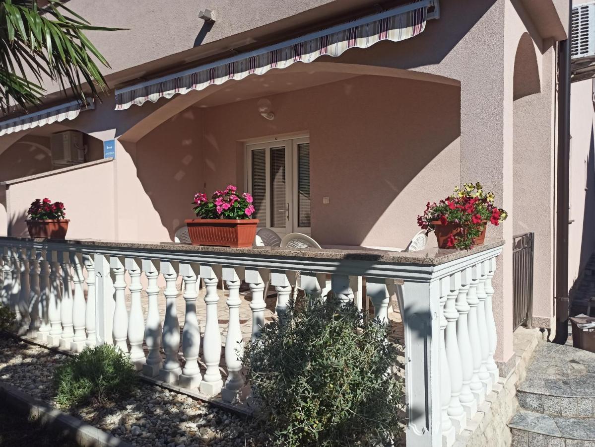 Apartmani Vesna Krk Town Exteriör bild
