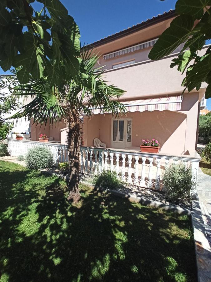 Apartmani Vesna Krk Town Exteriör bild