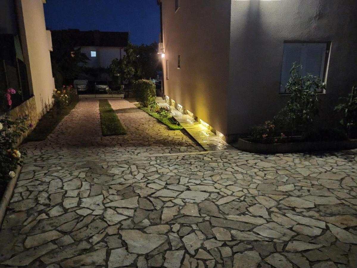 Apartmani Vesna Krk Town Exteriör bild