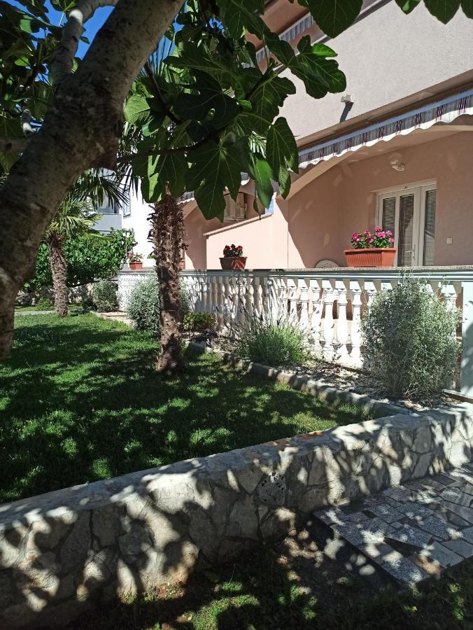 Apartmani Vesna Krk Town Exteriör bild