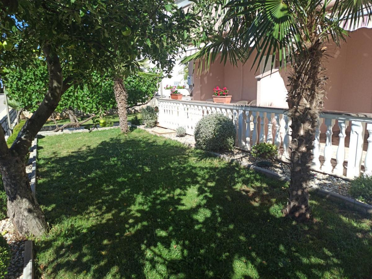 Apartmani Vesna Krk Town Exteriör bild