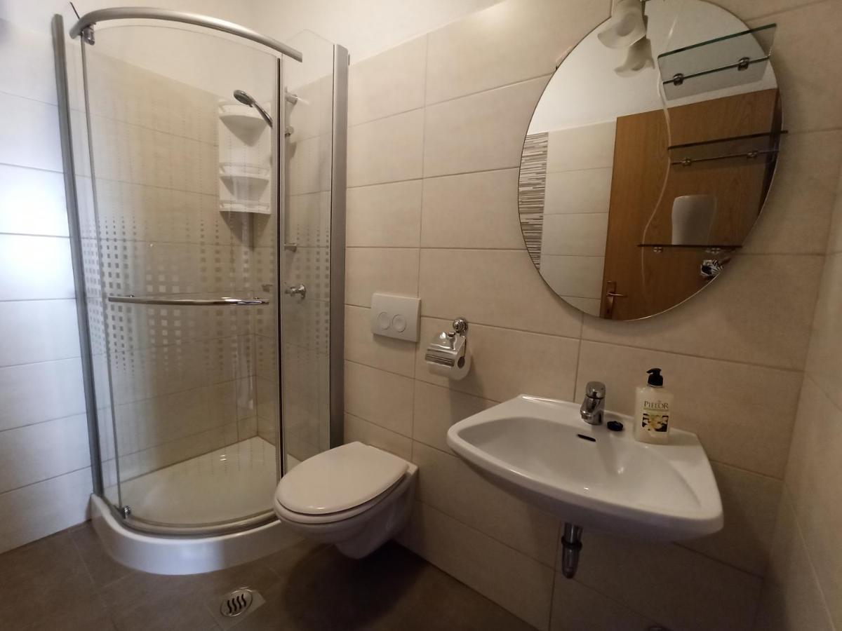 Apartmani Vesna Krk Town Exteriör bild