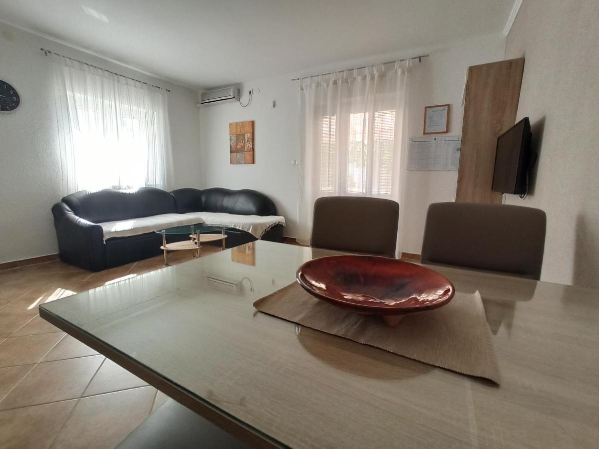 Apartmani Vesna Krk Town Exteriör bild