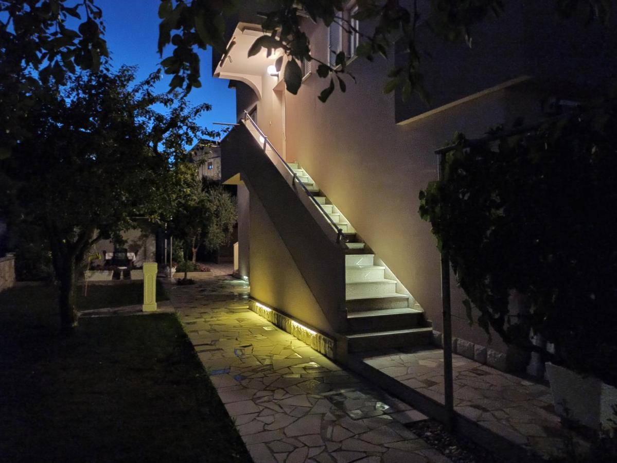 Apartmani Vesna Krk Town Exteriör bild