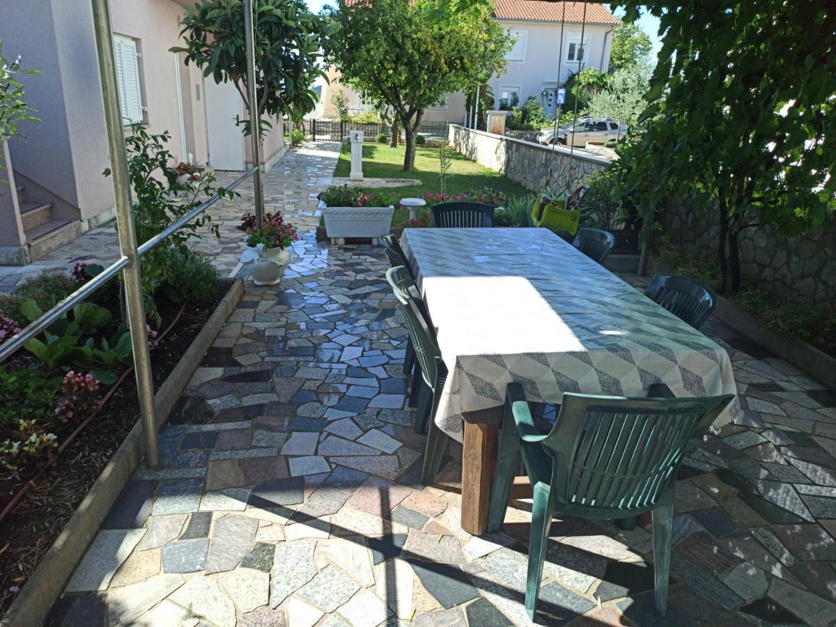 Apartmani Vesna Krk Town Exteriör bild