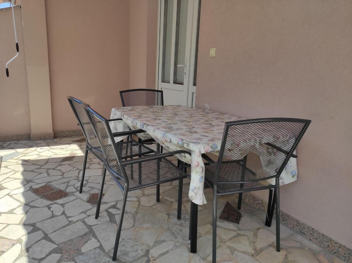 Apartmani Vesna Krk Town Exteriör bild