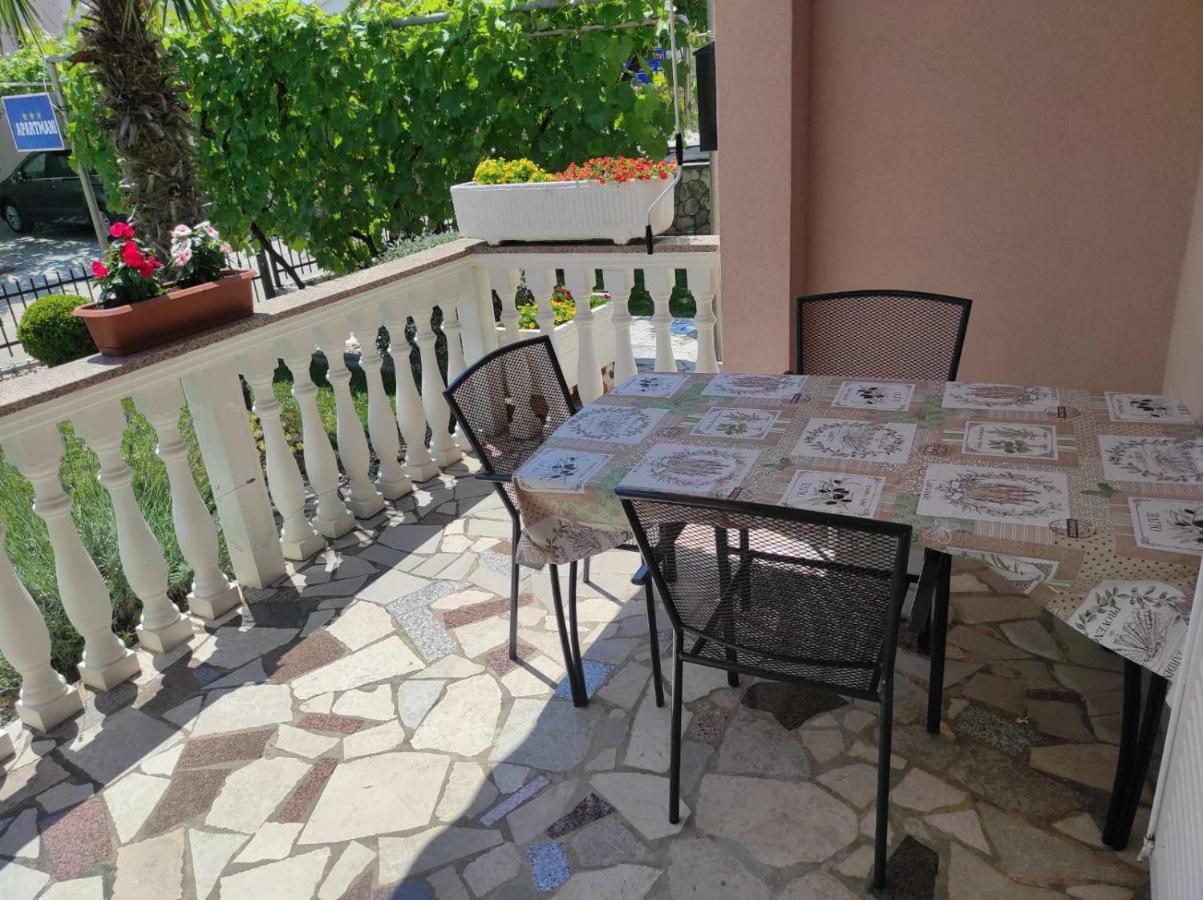 Apartmani Vesna Krk Town Exteriör bild
