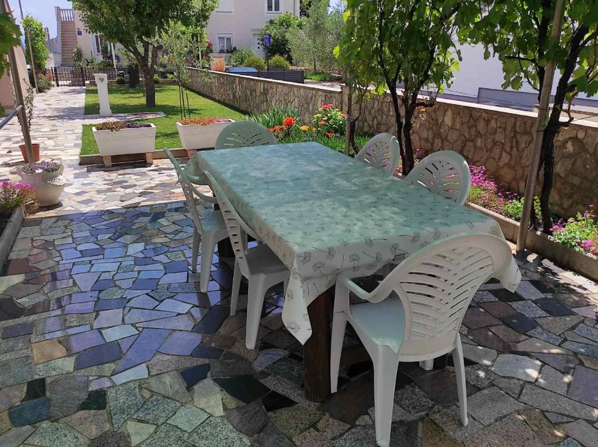 Apartmani Vesna Krk Town Exteriör bild